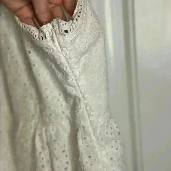 Doe and Rae White Eyelet Lace Tank Top Boutique Sleeveless Shirt
Womens Small - Picture 7 of 8